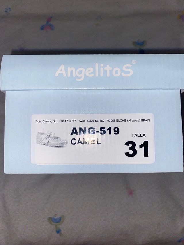 Zapato de piel niña color camel.