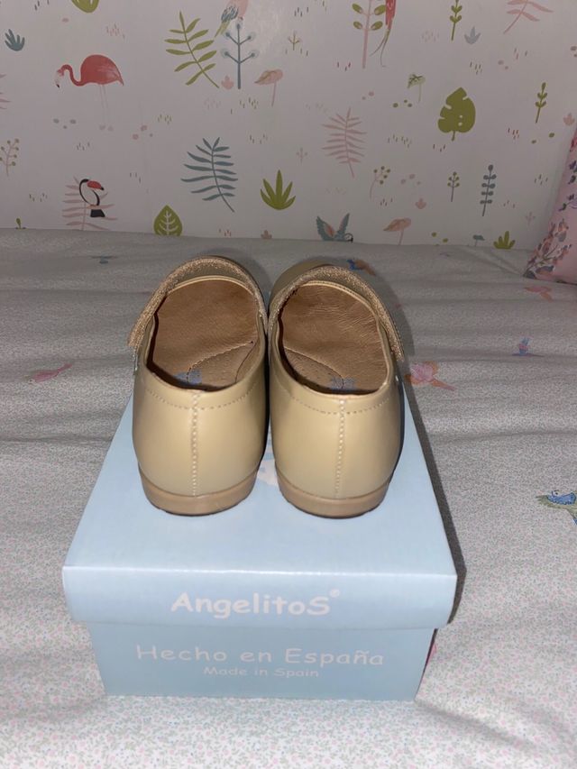 Zapato de piel niña color camel.