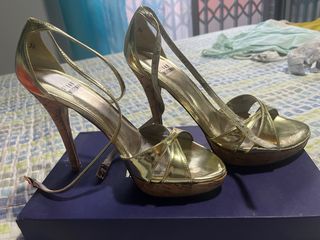 Zapatos dorados 36 stuart weitzman