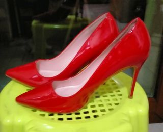Scarpe rosso fuoco con tacco