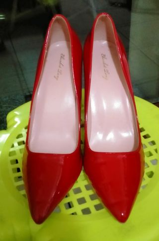 Scarpe rosso fuoco con tacco