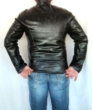 Motera biker cuero auténtico M Medidas indicadas. 