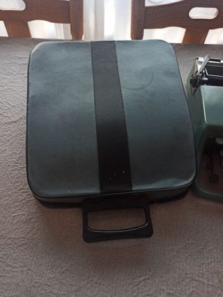 Máquina de escribir. Olivetti pluma 22