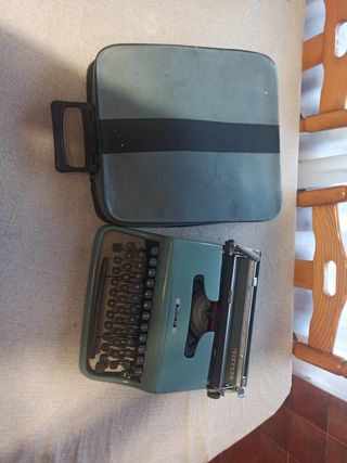 Máquina de escribir. Olivetti pluma 22