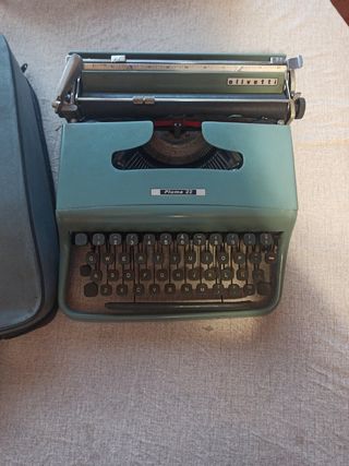 Máquina de escribir. Olivetti pluma 22