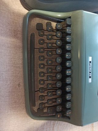Máquina de escribir. Olivetti pluma 22