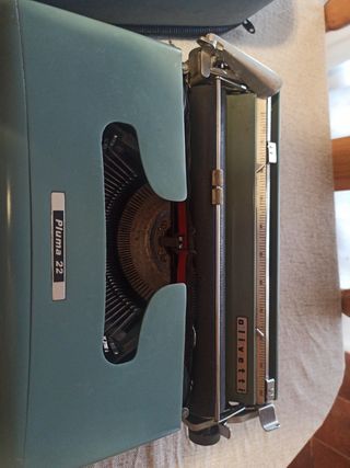 Máquina de escribir. Olivetti pluma 22