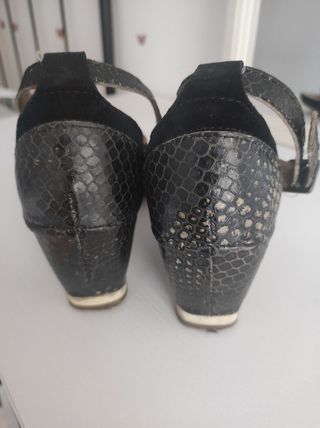 Sandalias negras piel de cuña