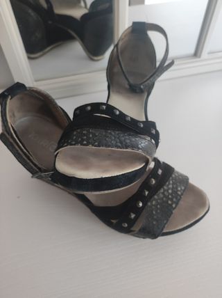 Sandalias negras piel de cuña