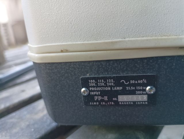 proyector de películas con trípode y pantall