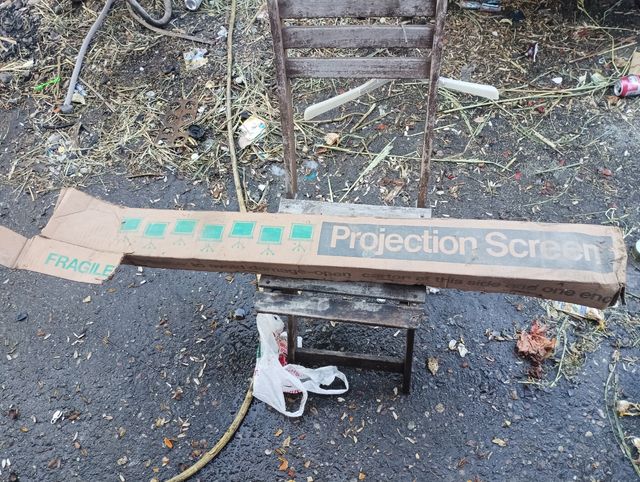 proyector de películas con trípode y pantall