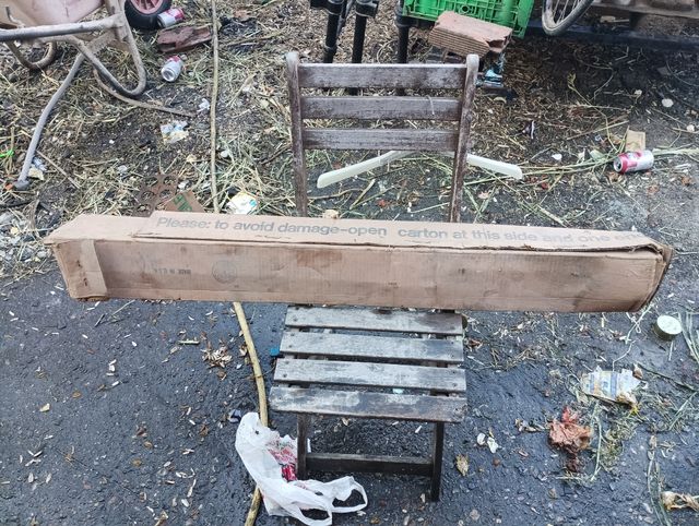 proyector de películas con trípode y pantall