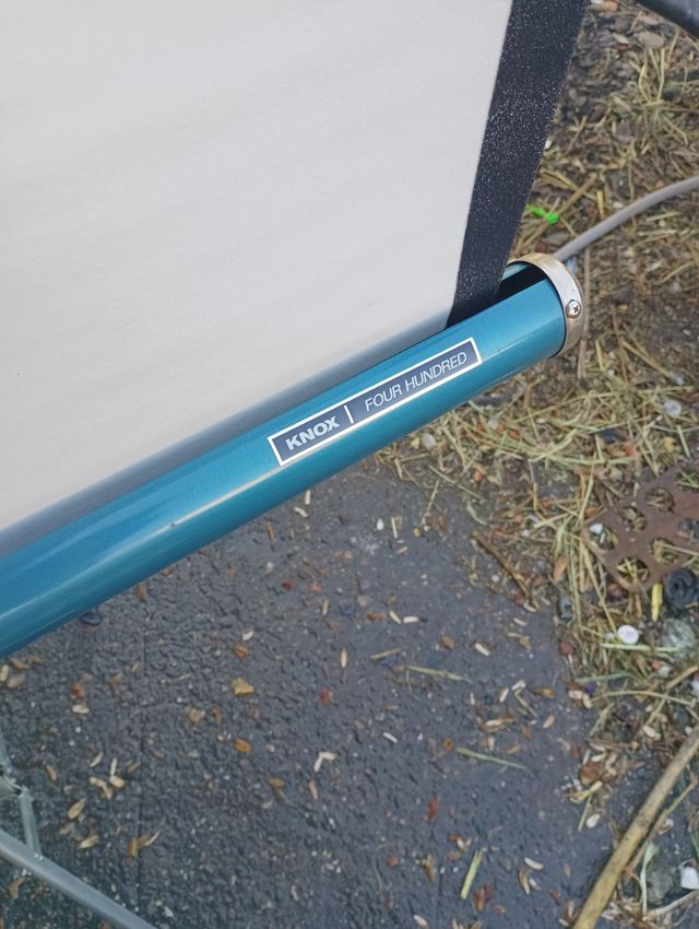 proyector de películas con trípode y pantall