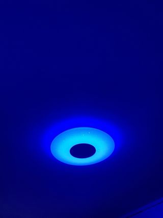 Lampara techo con altavoz