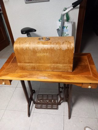 Máquina de coser antigua de la marca sigma.