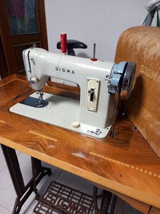 Máquina de coser antigua de la marca sigma.