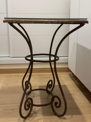 Mesa antigua pintada a mano y pie de hierro