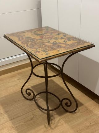 Mesa antigua pintada a mano y pie de hierro