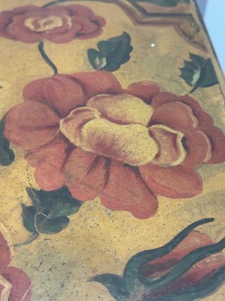 Mesa antigua pintada a mano y pie de hierro