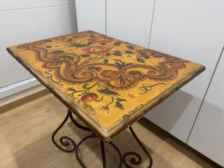 Mesa antigua pintada a mano y pie de hierro