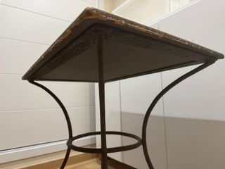 Mesa antigua pintada a mano y pie de hierro