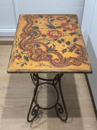 Mesa antigua pintada a mano y pie de hierro