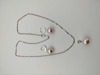 Colgante y pendientes de perlas.