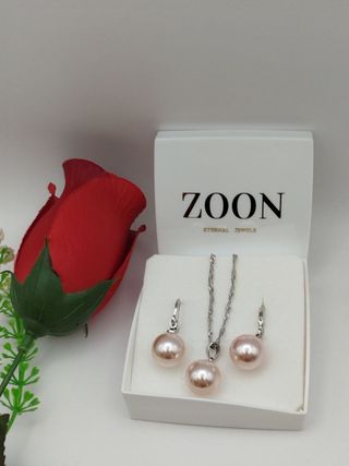 Colgante y pendientes de perlas.