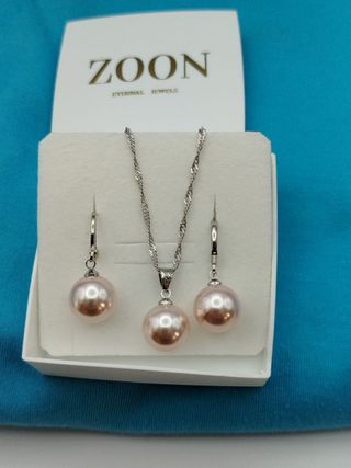 Colgante y pendientes de perlas.