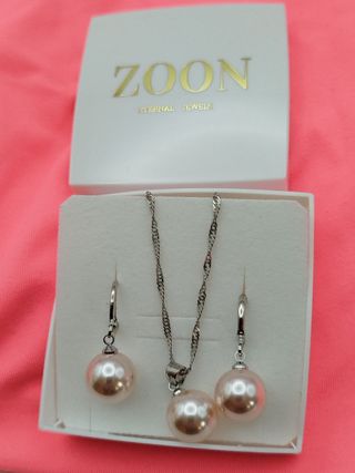 Colgante y pendientes de perlas.