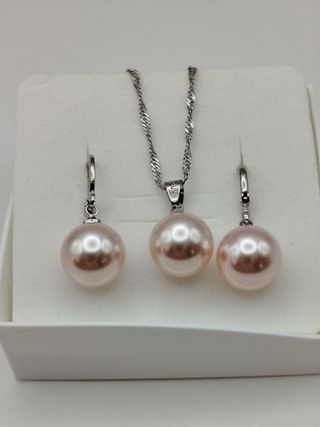 Colgante y pendientes de perlas.