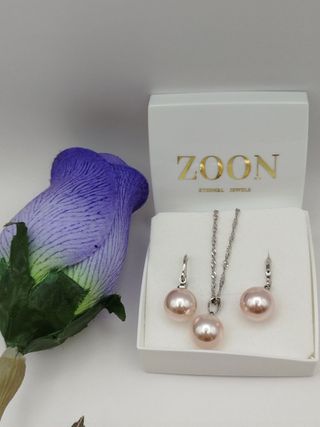 Colgante y pendientes de perlas.