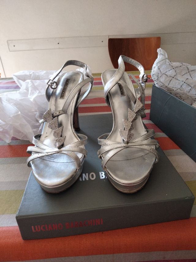 Sandalo argentato con tacco 