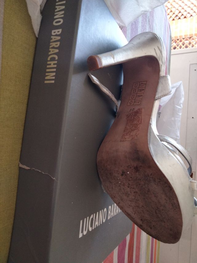 Sandalo argentato con tacco 