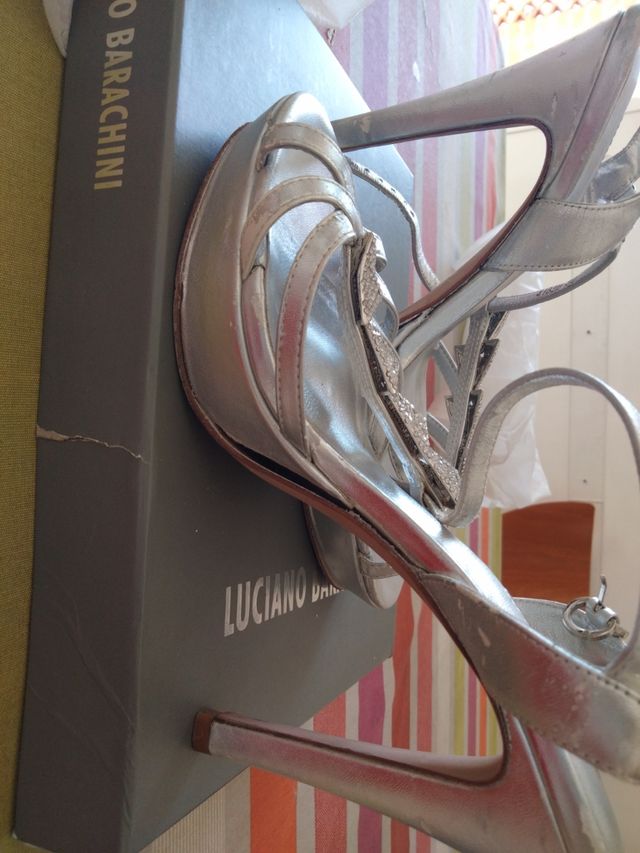 Sandalo argentato con tacco 