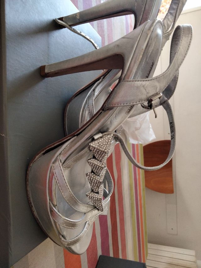 Sandalo argentato con tacco 