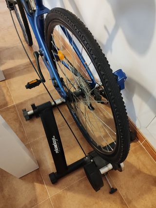 BICICLETA DE MONTAÑA Y RODILLO DE ENTRENO