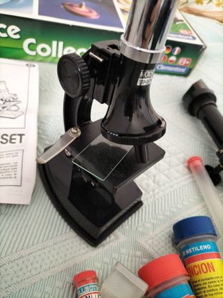 Giochi scientifici e microscopi.