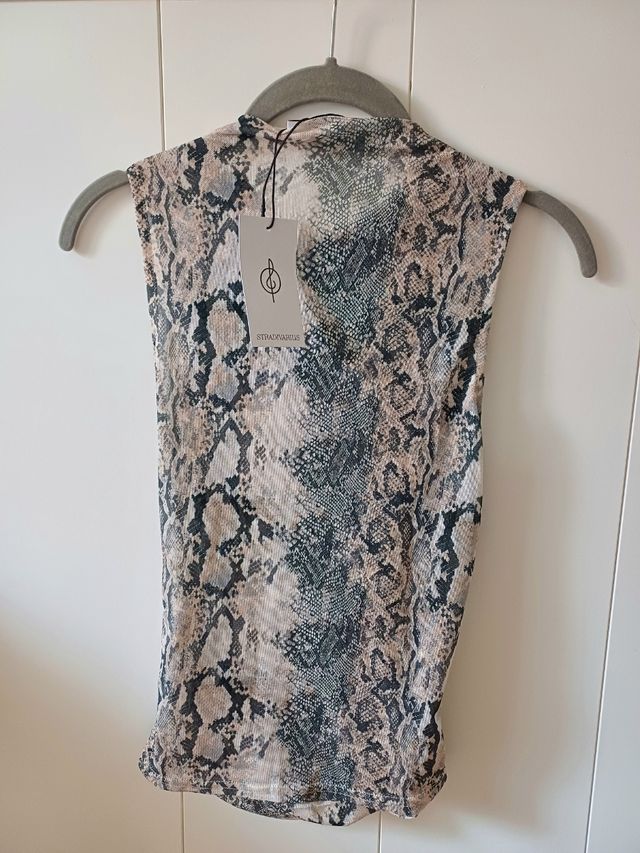 Top gasa estampado serpiente