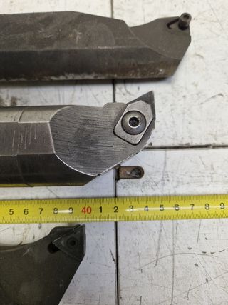 Porta herramienta de corte para torno