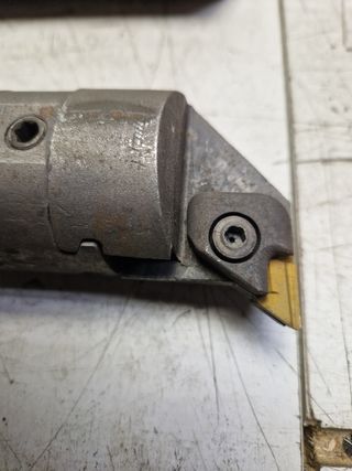 Porta herramienta de corte para torno