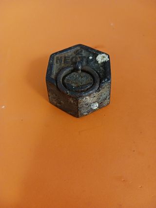 Antigua pesa ponderal 200gr, de hierro