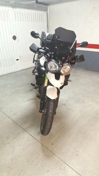 motocicleta Triumph tiger 800