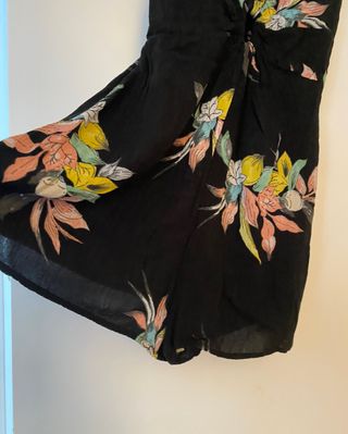 Mono Corto Negro Estampado Floral