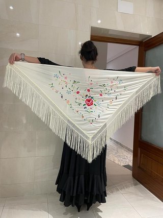 Mantón Marfil bordado multicolor