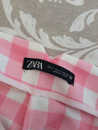 Pantalón de Zara.