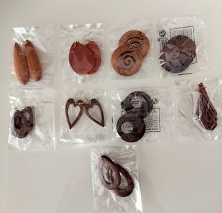 9 PARES DE PENDIENTES.