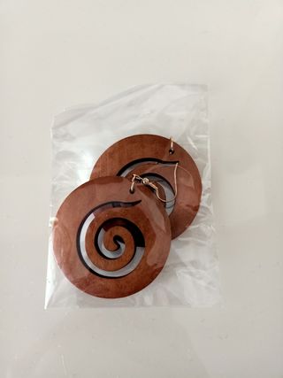 9 PARES DE PENDIENTES.