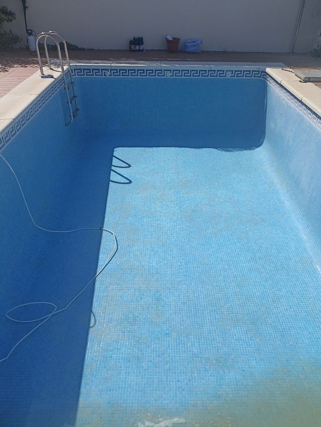 Limpieza de cal piscina gresite