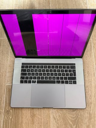 MacBook Pro 15" Touchbar 2019 Flexor dañado